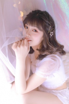 大胸美女图片